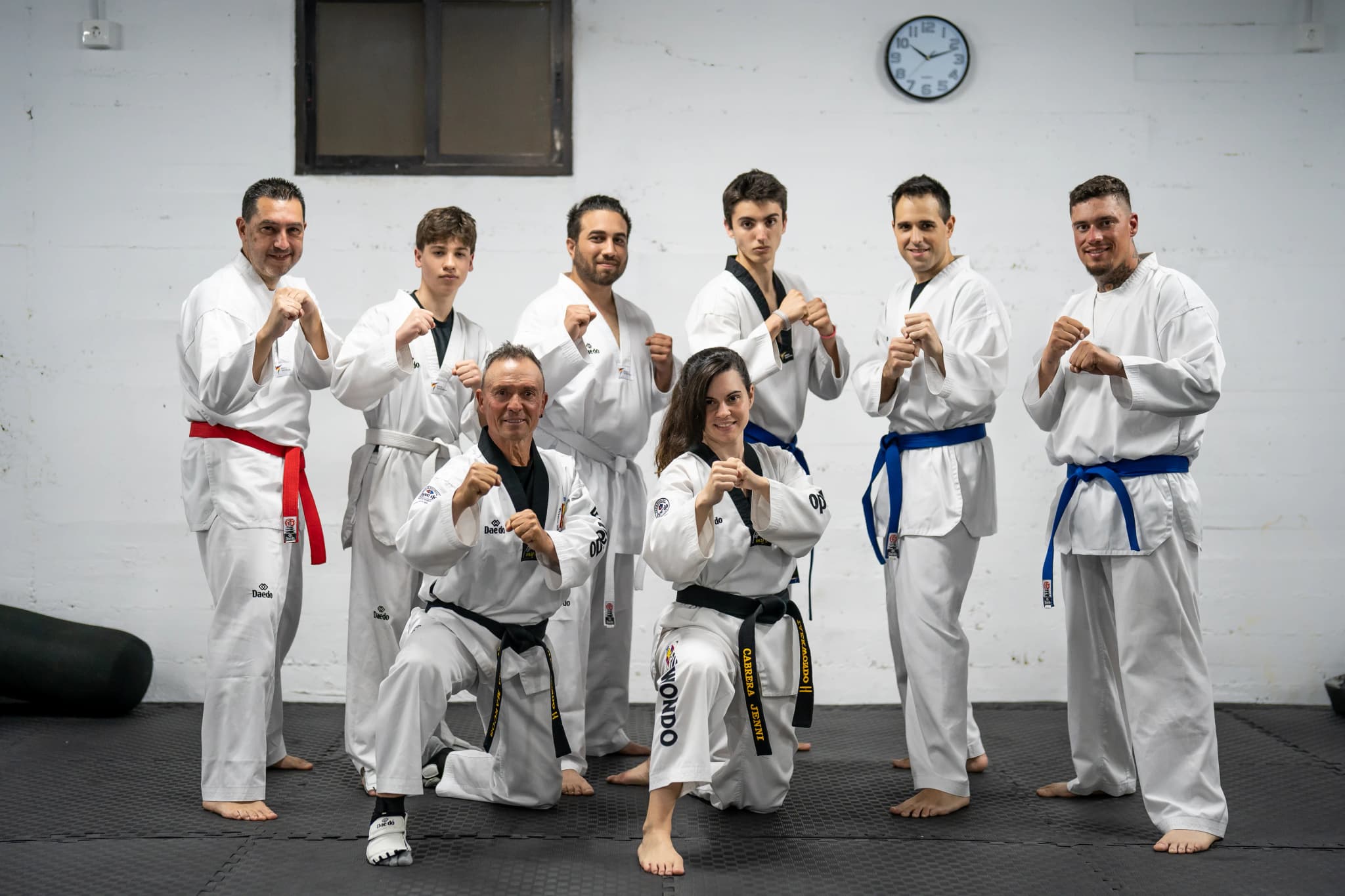 Adultos practicando clases de taekwondo en Gong Kiok, Alhaurín de la Torre, aprendiendo habilidades básicas y avanzadas