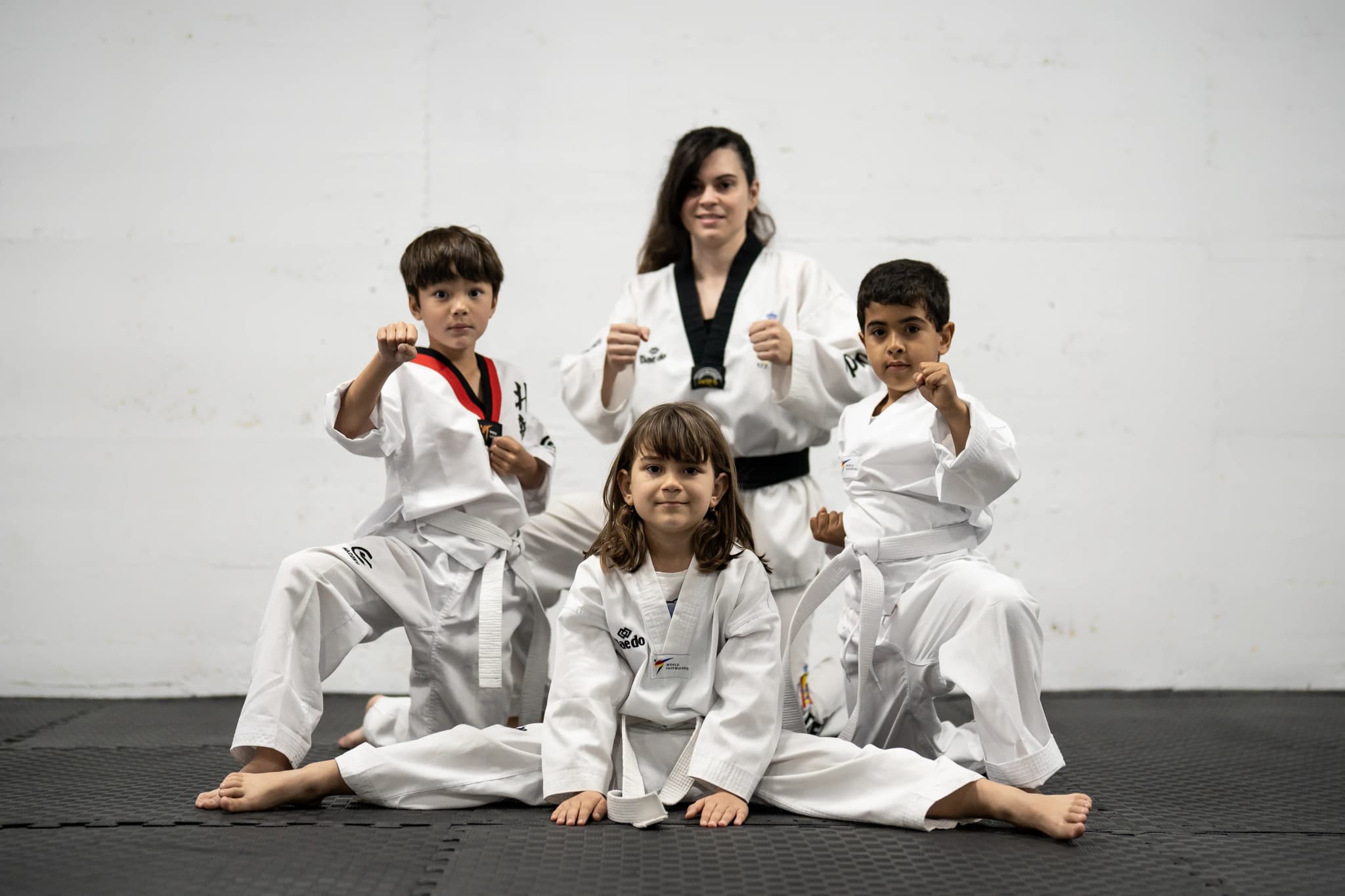 Niños practicando clases de taekwondo en Gong Kiok, Alhaurín de la Torre, aprendiendo habilidades básicas